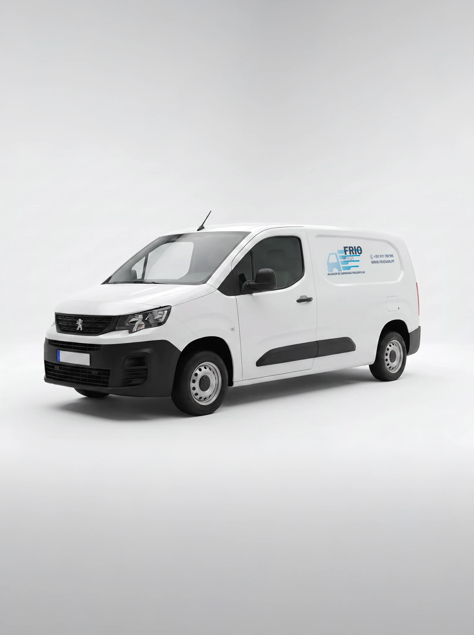 Furgão frigorífico compacto FrioVan em fundo neutro