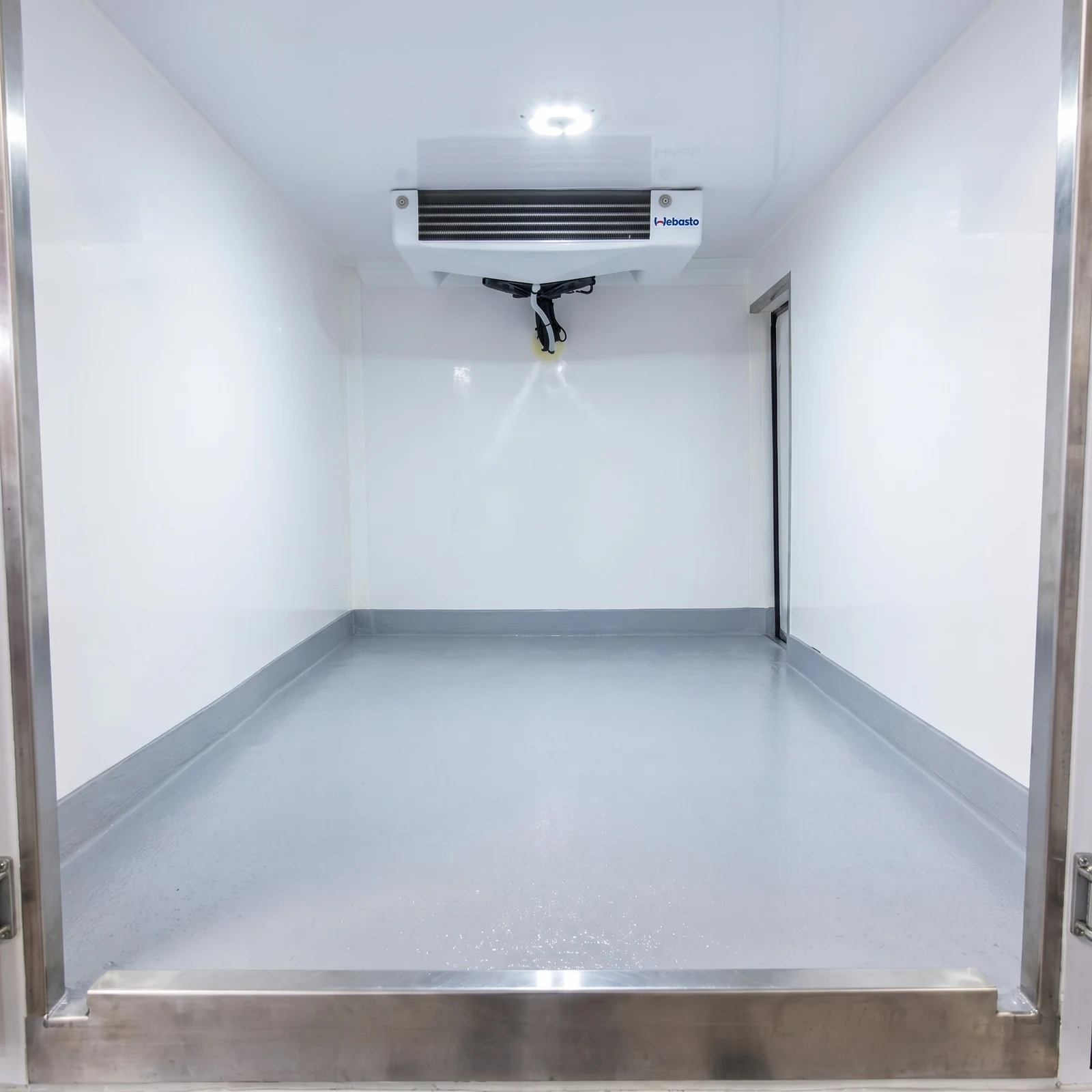 Interior do furgão frigorífico compacto FrioVan