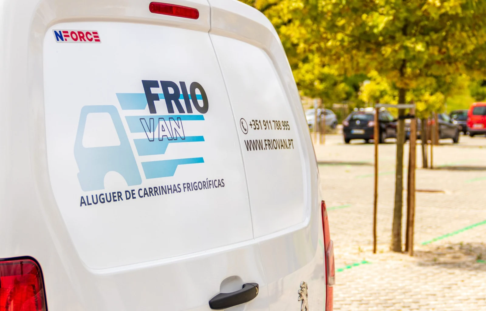 Vista traseira do furgão frigorífico compacto FrioVan